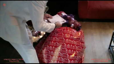 Mẹ ơi, con đã nhận quà giáng sinh của mình có lông tóc vàng mẹ chó cái với lớn đít điên về vòi nước